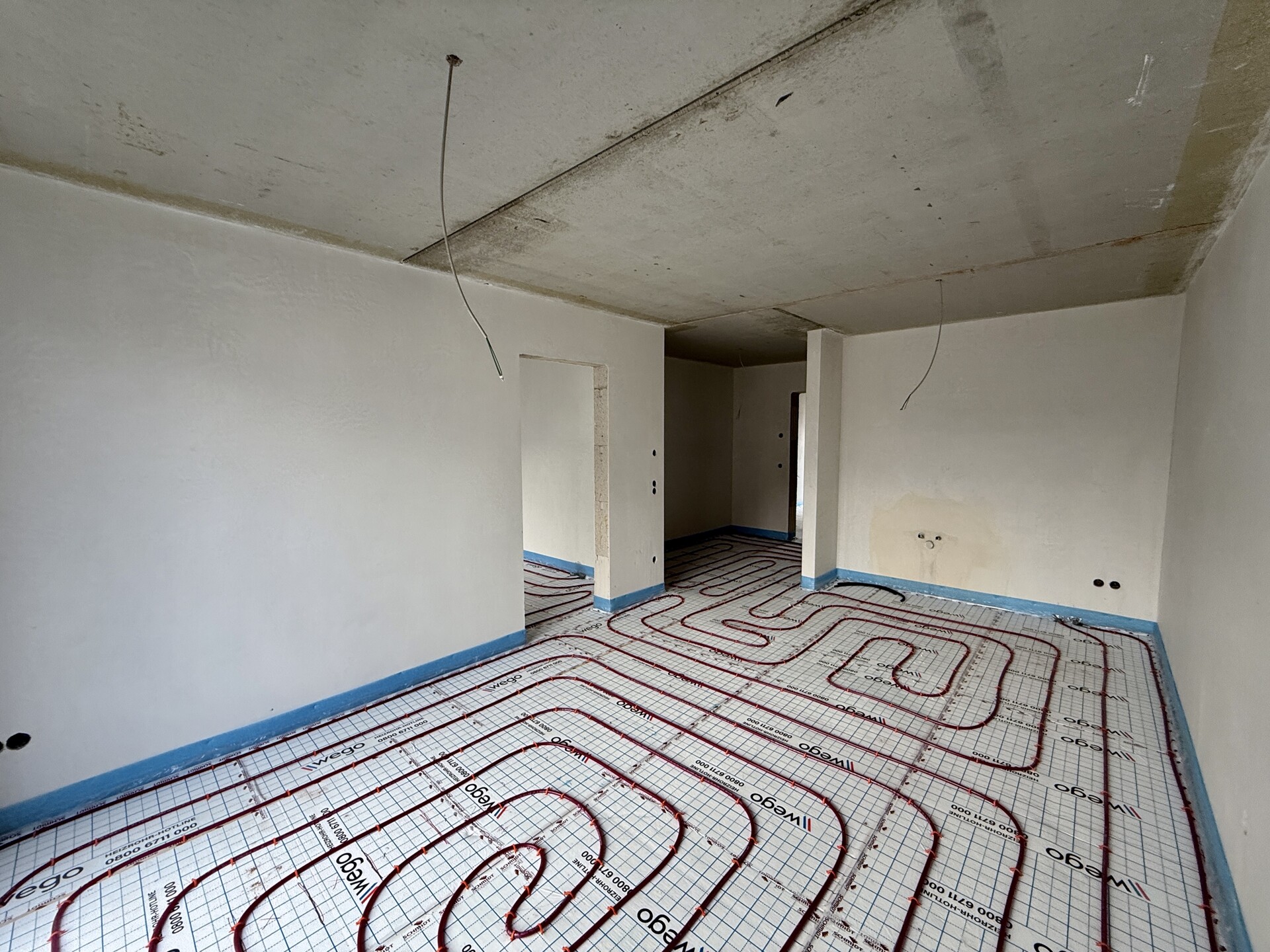 Wohn- und Esszimmer mit offener Küche Wohn- und Esszimmer mit offener Küche