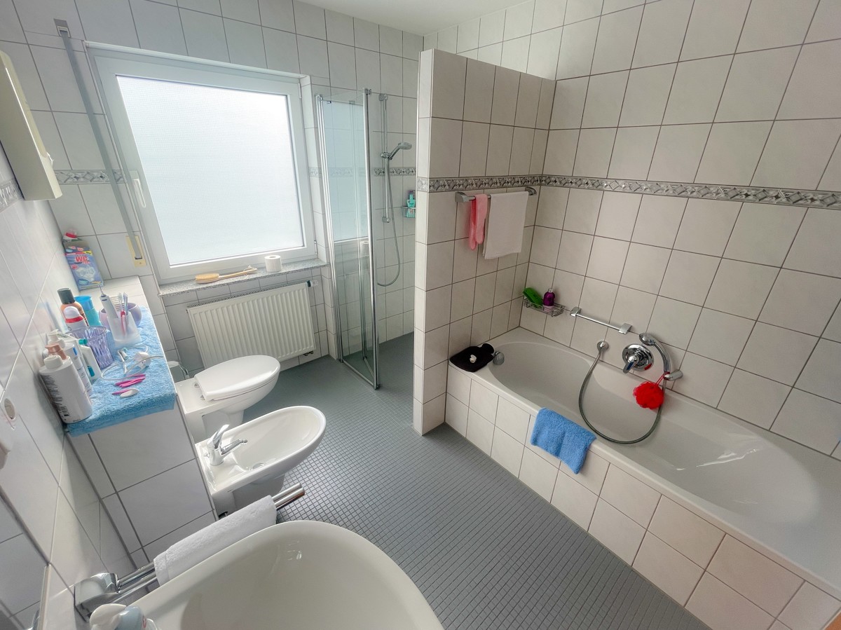 Badezimmer mit Wanne/Dusche/Fenster.jpg