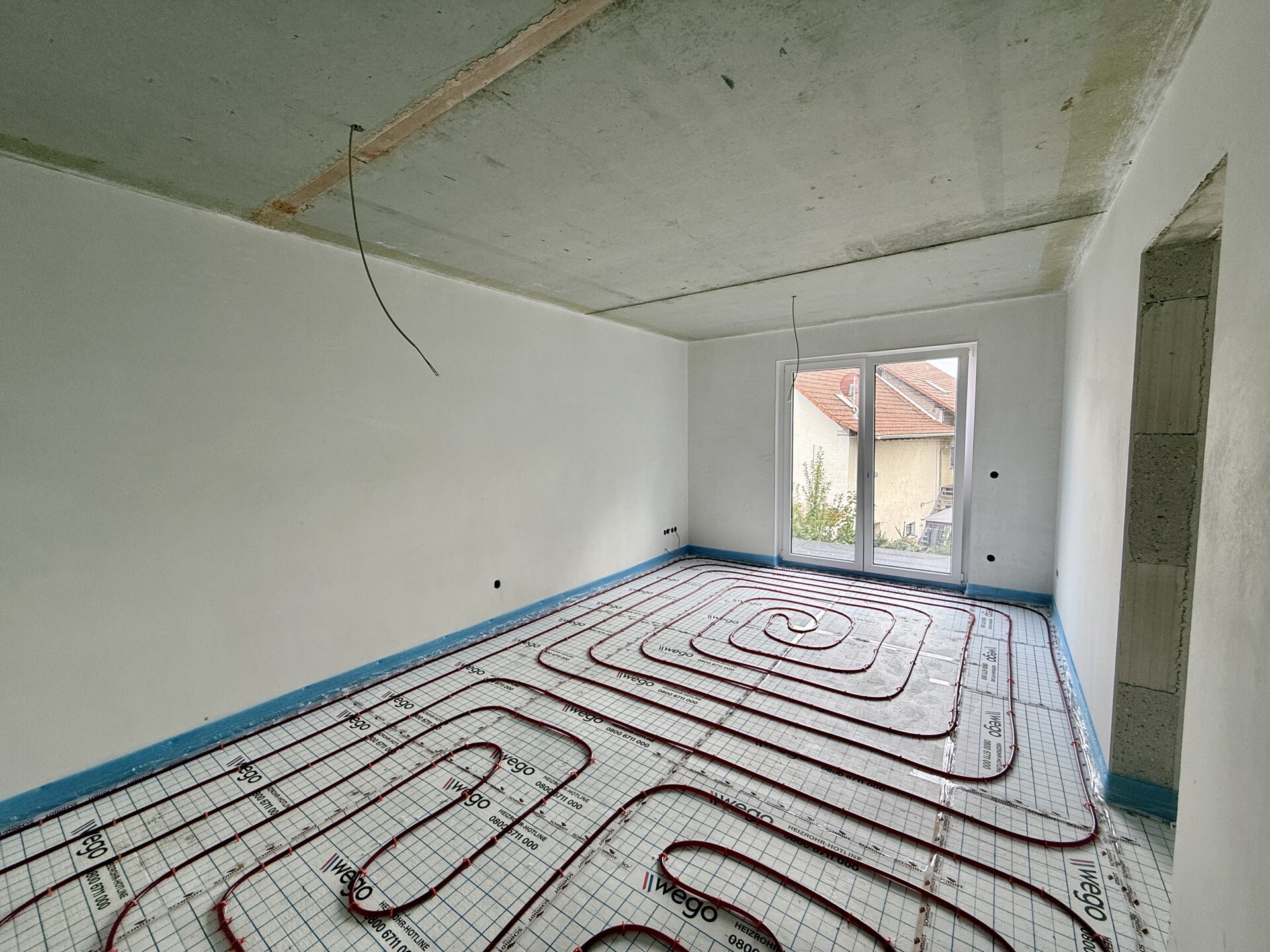 Wohn- und Esszimmer mit offener Küche Wohn- und Esszimmer mit offener Küche