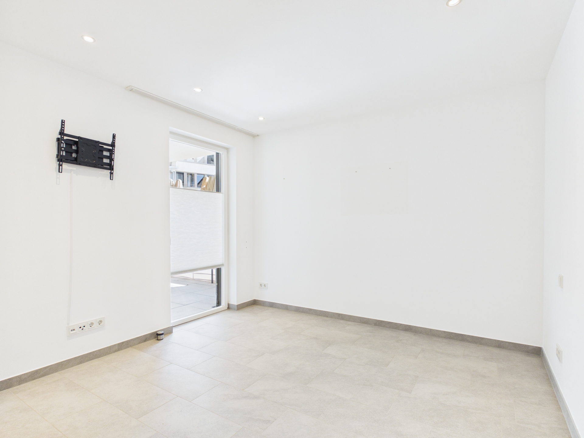 Schlafzimmer mit Ausgang auf Loggia