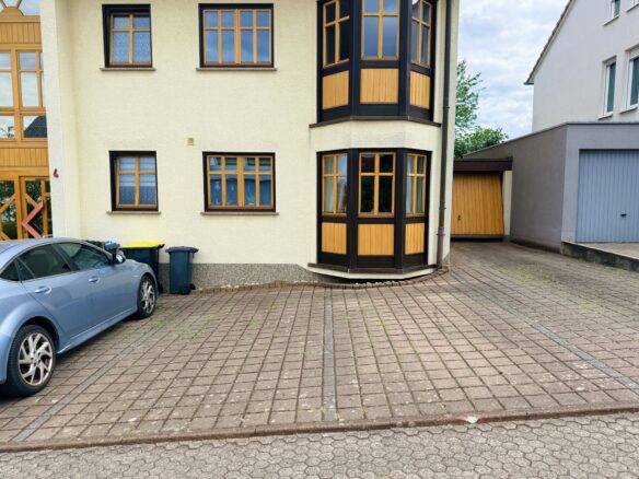 zwei Stellplätze direkt vor dem Gebäude